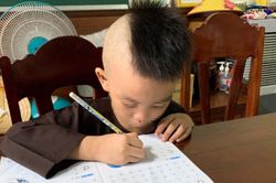 Vụ bé trai 6 tuổi bị bỏ lại ở cổng chùa: Sư trụ trì kể phút xúc động khi mở chiếc balo