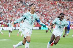 Video b&oacute;ng đ&aacute; Bồ Đ&agrave;o Nha vs Croatia: Ronaldo lập đại c&ocirc;ng