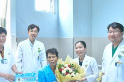 Cứu sống người đàn ông một mình nuôi 2 con, bệnh viện miễn toàn bộ viện phí