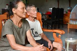Những người vợ lặng thầm 'vá vết thương chiến tranh' cho chồng