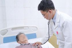 Mổ cấp cứu cụ ông bị phình động mạch chủ bụng nguy cơ vỡ bất ngờ