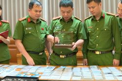 Bí ẩn tờ đô la và ứng dụng 'tự hủy' trong đường dây buôn lậu 28.000 viên kim cương