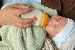 B&eacute; trai 1 th&aacute;ng tuổi bị bỏ rơi trong giỏ nhựa m&agrave;u trắng b&ecirc;n đường