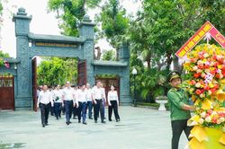Tổng Kiểm toán Nhà nước dâng hoa, dâng hương tưởng niệm Chủ tịch Hồ Chí Minh và các Anh hùng liệt sĩ tại Nghệ An