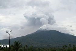 Indonesia n&acirc;ng cảnh b&aacute;o hoạt động của n&uacute;i lửa Anak Krakatau