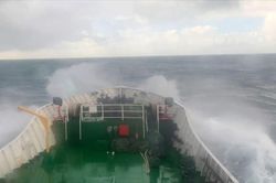 Cảnh sát biển phối hợp tìm kiếm các thuyền viên tàu cá Quảng Ninh chìm tại Cô Tô