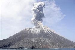 Indonesia n&acirc;ng cảnh b&aacute;o hoạt động của n&uacute;i lửa Anak Krakatau