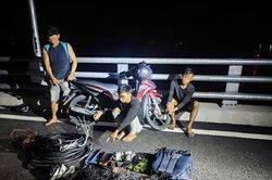 Bắt nh&oacute;m đối tượng chuy&ecirc;n cắt trộm d&acirc;y c&aacute;p điện