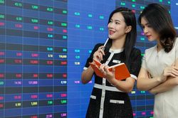 VN-Index giằng co, dòng tiền chờ kết quả kinh doanh quý II
