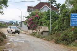 Dự án trăm tỷ dang dở, người dân khốn khổ vì bụi mịt mù, đường lầy lội