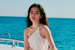 Đỗ Kh&aacute;nh V&acirc;n diện đầm trắng lệch vai tại Ai Cập