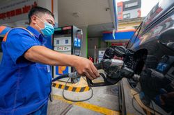 Giá xăng dầu hôm nay 3/7: Tiếp tục giảm