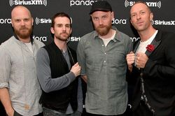 Chris Martin (Coldplay) từng viết nhạc cho James Bond, bản demo sau 30 năm mới lộ diện