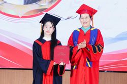 Chủ tịch Hội LHPN Việt Nam Lê Thị Thủy trao bằng tốt nghiệp cho các tân cử nhân Học viện Phụ nữ Việt Nam
