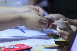 Bảo hiểm x&atilde; hội tiếp tục chi trả lương hưu tại nh&agrave; cho người cao tuổi