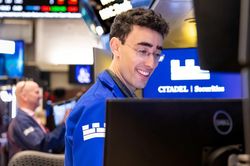 Dow Jones lập kỷ lục mới trong khi cổ phiếu chip vẫn bị xả, gi&aacute; dầu nh&iacute;ch l&ecirc;n