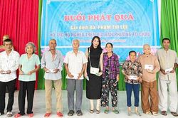 Trao 37 suất quà cho người dân phường Tô Châu
