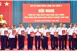 Bộ Tư lệnh Vùng Cảnh sát biển 4 trao quyết định nâng bậc lương, thăng quân hàm quân nhân chuyên nghiệp