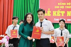 19 học sinh ưu t&uacute; Trường THPT Trấn Bi&ecirc;n vinh dự được kết nạp Đảng ở tuổi 18
