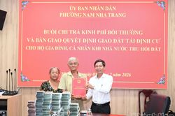 Hộ dân đầu tiên nhận bàn giao đất tái định cư tại Khu tái định cư Đất Lành, phường Nam Nha Trang