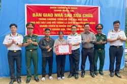 Trung đo&agrave;n 196 Hải qu&acirc;n b&agrave;n giao nh&agrave; cho gia đ&igrave;nh ch&iacute;nh s&aacute;ch x&atilde; T&acirc;y Kh&aacute;nh Sơn