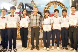 Bế giảng kh&oacute;a học kỹ năng l&agrave;m việc ở nh&agrave; h&agrave;ng d&agrave;nh cho học sinh