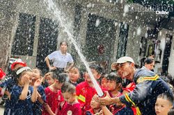 250 gi&aacute;o vi&ecirc;n v&agrave; học sinh trải nghiệm kỹ năng tho&aacute;t nạn v&agrave; ph&ograve;ng ch&aacute;y