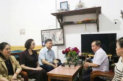Đoàn công tác Hội đồng Dân tộc của Quốc hội thăm, tặng quà bà Lường Thị Tỉnh