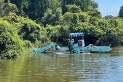 Máy gom, cắt bèo cải thiện dòng chảy đô thị