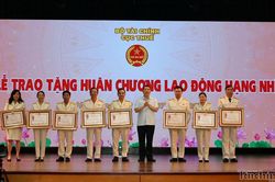 Cục Thuế tổ chức trao tặng khen thưởng cho c&aacute;c đơn vị, c&aacute; nh&acirc;n c&oacute; th&agrave;nh t&iacute;ch xuất sắc