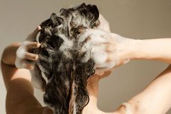 Thu hồi dầu gội và dầu xả Nourishing hair care nhãn hàng Herba Luxe