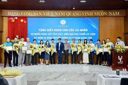 Trường Đại học Luật TP.HCM thưởng 720 triệu đồng cho 4 giảng viên hoàn thành chương trình tiến sĩ