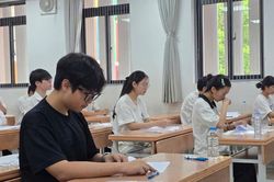 Bộ GD-ĐT đang kiểm tra, l&agrave;m r&otilde; điểm thi m&ocirc;n To&aacute;n ở Tuy&ecirc;n Quang