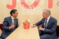 Tổng thống Philippines v&agrave; Thủ tướng Canada c&ugrave;ng ăn g&agrave; r&aacute;n tại Jollibee