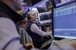 Dow Jones lập kỷ lục, Nasdaq chịu áp lực từ cổ phiếu bán dẫn