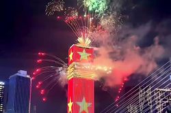 TP Hồ Chí Minh tưng bừng lễ kỷ niệm 50 năm với pháo hoa đặc sắc