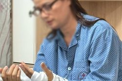 Cảnh báo hội chứng ống cổ tay gây mất chức năng bàn tay ở phụ nữ