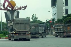 Xe qu&aacute; tải c&agrave;y n&aacute;t đường L&ecirc; Hữu Tựu