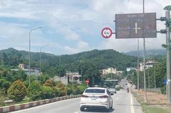 Biển chỉ dẫn xuống cấp, ảnh hưởng mỹ quan và hiệu quả hướng dẫn giao thông