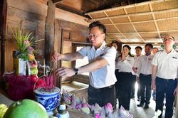 Đảng ủy Kiểm to&aacute;n nh&agrave; nước d&acirc;ng hương tại Khu Di t&iacute;ch Tru&ocirc;ng Bồn, Kim Li&ecirc;n