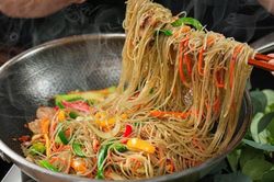 Xào miến nhớ làm một bước, miến tơi mềm, không bết dính, ai ăn cũng khen tíu tít