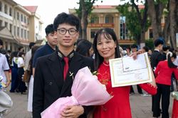 Thủ khoa A00 duy nhất đạt 30 điểm tiết lộ cách học ít nhưng hiệu quả: 'Mỗi ngày chỉ làm một đề'