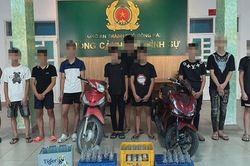 Mang hung khí khiêu khích cảnh sát tuần tra, 8 thanh thiếu niên bị tạm giữ