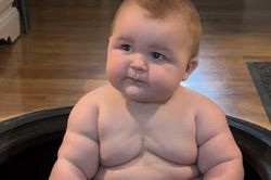 Mới 8 tháng tuổi đã nặng hơn 15 kg, cậu bé khiến bố mẹ phải chi cả trăm triệu đồng vì lớn nhanh ngoài sức tưởng tượng