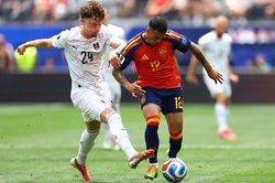 Tây Ban Nha thắng Áo 3-0: Cử nhân quản trị kinh doanh ghi 2 bàn