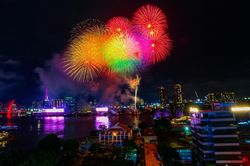 Biển người háo hức chiêm ngưỡng pháo hoa mừng 50 năm Thành phố mang tên Bác