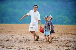 Rời điện thoại, máy tính bảng, 'khối nghỉ hè' thích thú bắt cá mò ốc ở Đà Lạt