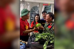 Đại sứ quán Việt Nam tại Venezuela tặng rau xanh, thực phẩm tiếp sức đoàn cứu hộ