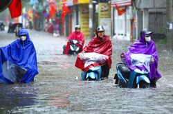 M&acirc;y d&ocirc;ng đang bủa v&acirc;y H&agrave; Nội v&agrave; loạt tỉnh, miền Bắc mưa như tr&uacute;t từ đ&ecirc;m nay