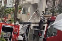 Cháy biệt thự liền kề ở Hà Nội, nghi có người mắc kẹt